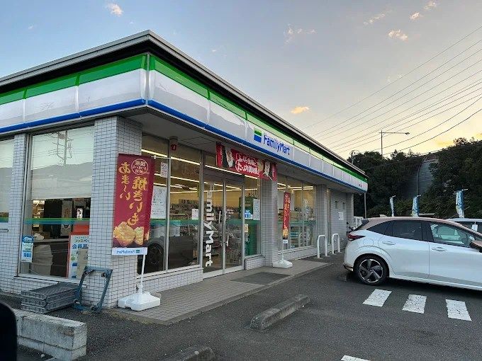 近くのファミリーマート 伊勢原三ノ宮店まで773m(徒歩10分)
