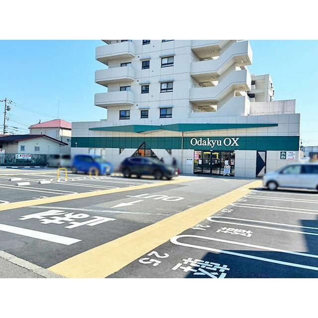 近くのOdakyuOX愛甲石田店まで413m（徒歩6分）
