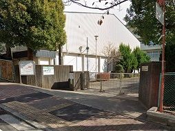 近くの名瀬中学校まで289m(徒歩4分)