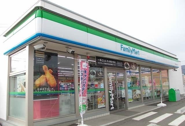 近くのファミリーマート上大井店まで400m(徒歩5分)