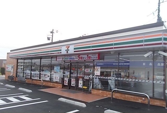 近くのセブンイレブン東栢山店まで600m(徒歩8分)