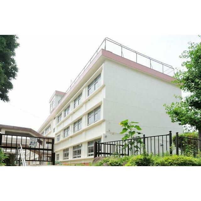 近くの平塚市立崇善小学校まで662m（徒歩9分）