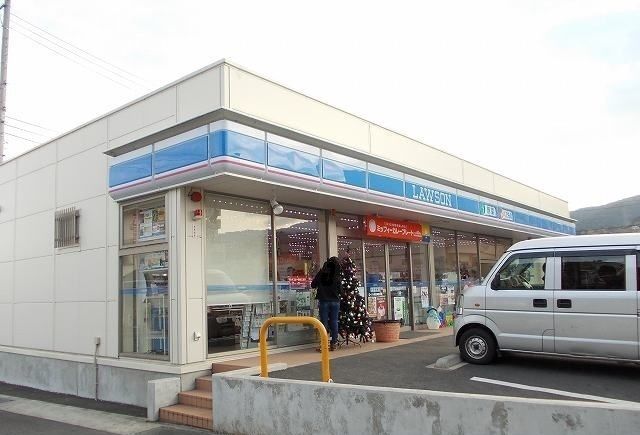 近くのローソン飯沢店まで600m（徒歩8分）