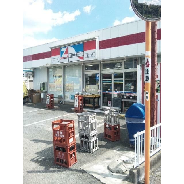 近くの和田ストアー(お弁当安いです)まで650m(徒歩9分)