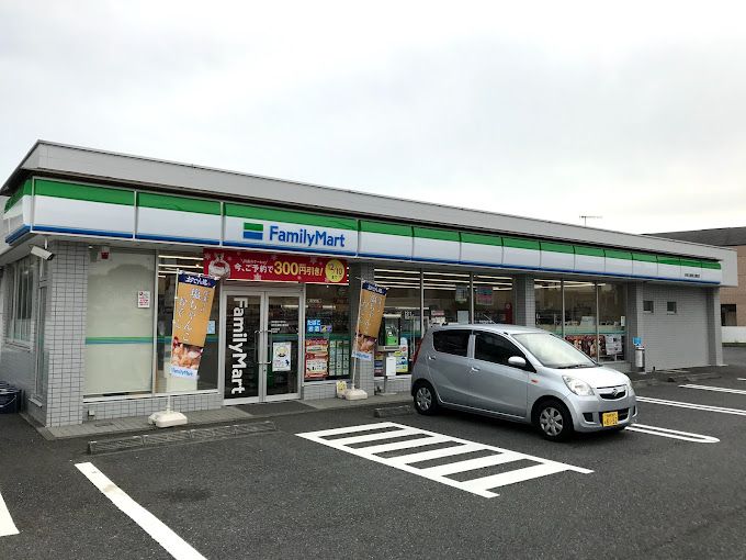 近くのファミリーマート 海老名運動公園前店まで62m（徒歩1分）