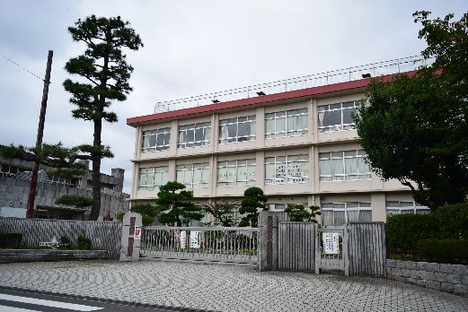 近くの平塚市立春日野中学校まで154m(徒歩2分)