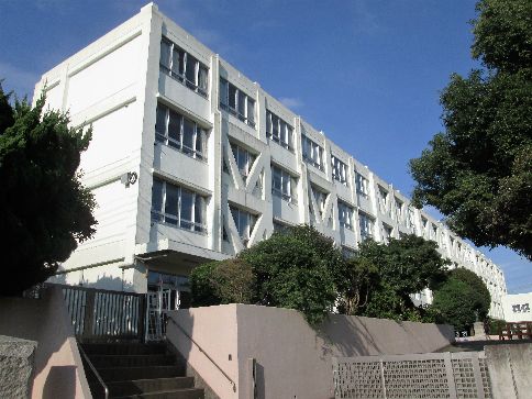 近くの藤沢市立御所見小学校まで234m(徒歩3分)