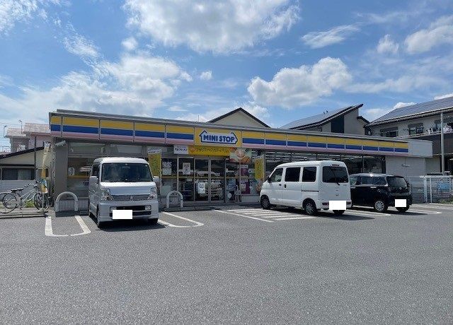 近くのミニストップまで650m(徒歩9分)
