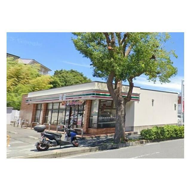近くのセブンイレブン横浜港南台3丁目店まで371m(徒歩5分)