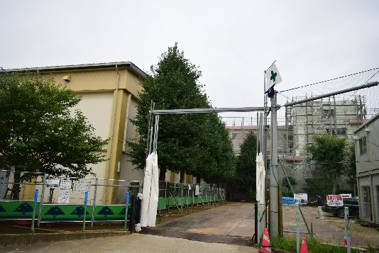 近くの平塚市立中原中学校まで133m（徒歩2分）