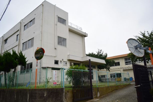 近くの平塚市立中原小学校まで113m（徒歩2分）