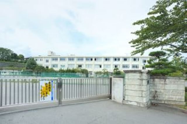 近くの伊勢原市立成瀬中学校まで930m（徒歩12分）