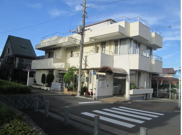 近くの明石医院まで595m（徒歩8分）