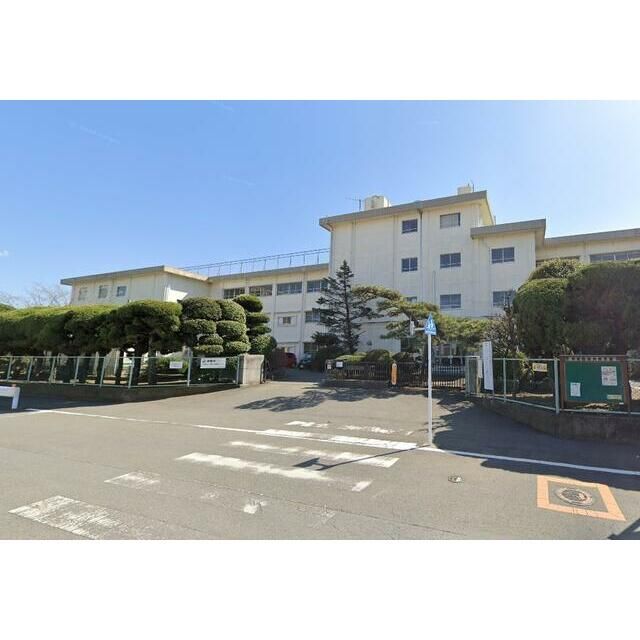 近くの平塚市立八幡小学校まで880m（徒歩11分）