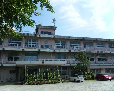 近くの小田原市立白山中学校まで600m(徒歩8分)