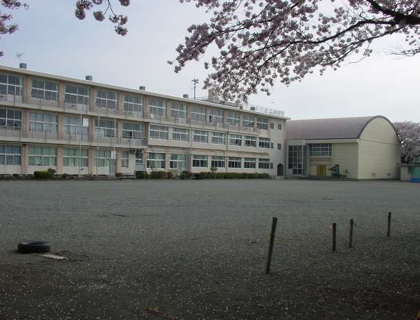 近くの小田原市立足柄小学校まで756m(徒歩10分)
