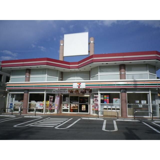 近くのロイヤルホスト藤沢本町店まで272m（徒歩4分）