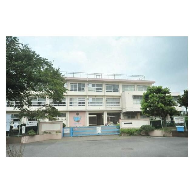 近くの平塚市立城島小学校まで700m(徒歩9分)
