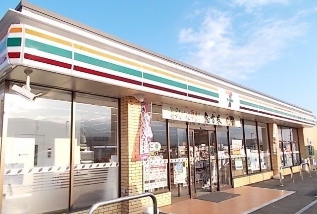 近くのセブンイレブン牛島店まで800m（徒歩10分）