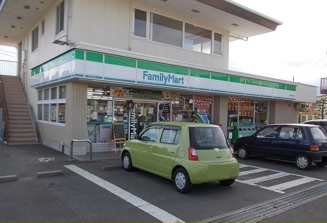 近くのファミリーマート中曽根店まで45m(徒歩1分)