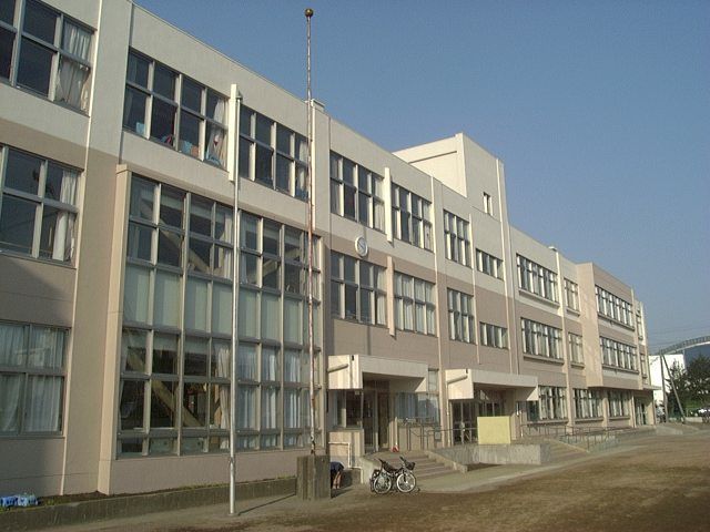 近くの秋葉台小学校まで800m(徒歩10分)