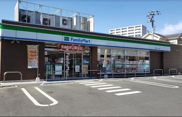近くのファミリーマート 秦野本町二丁目店まで191m（徒歩3分）