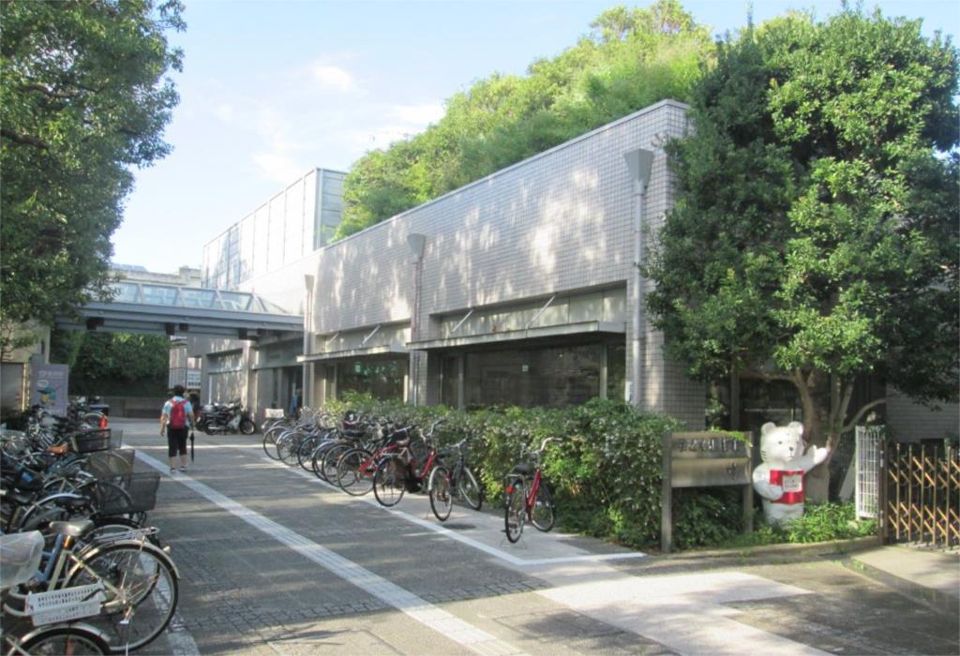 近くの藤沢市総合市民図書館まで482m（徒歩7分）