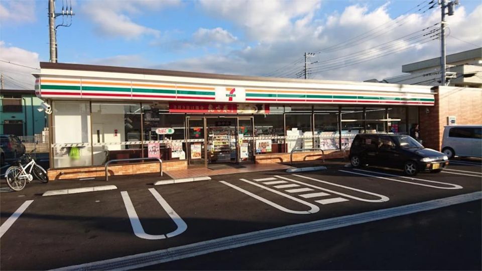 近くのセブンイレブン 厚木岡田1丁目店まで324m（徒歩5分）