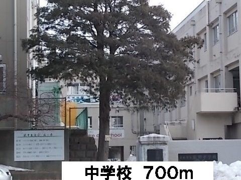 近くの荻野中学校まで700m（徒歩9分）