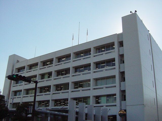 近くの厚木市役所まで990m(徒歩13分)