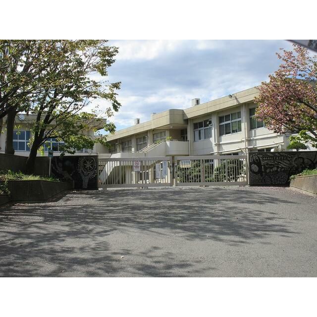 近くの海老名市立今泉中学校まで1,019m(徒歩13分)