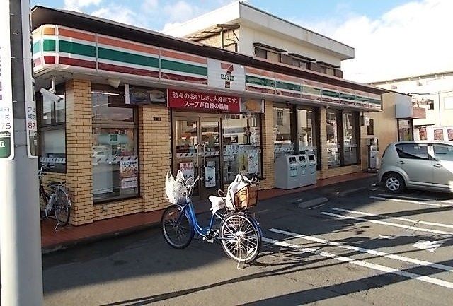 近くのセブンイレブンまで700m（徒歩9分）