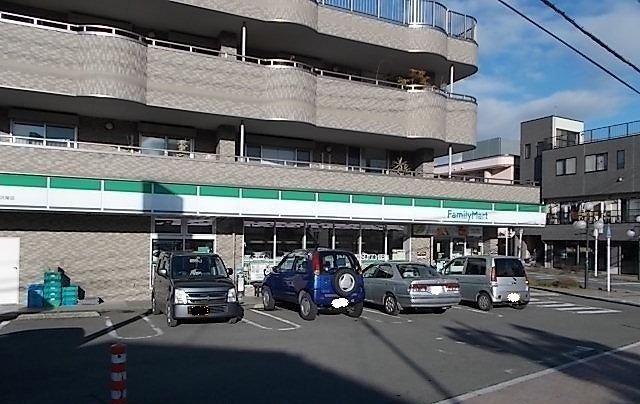近くのファミリーマートまで750m（徒歩10分）