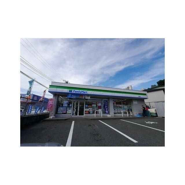 近くのファミリーマートまで725m（徒歩10分）