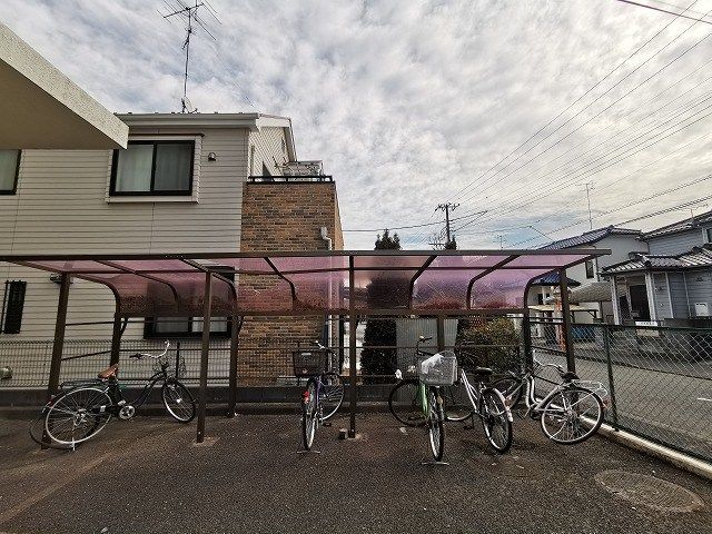 近くのいなげやina21 愛川春日台店まで609m（徒歩8分）