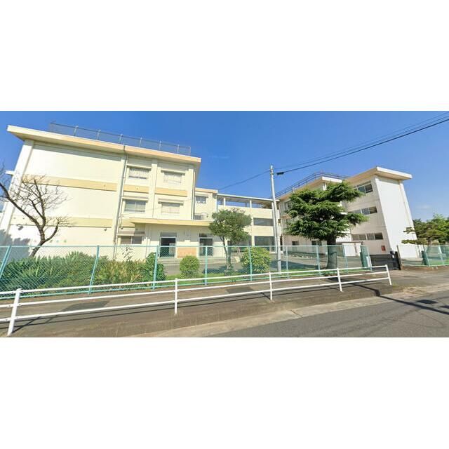近くの平塚市立金田小学校まで853m（徒歩11分）