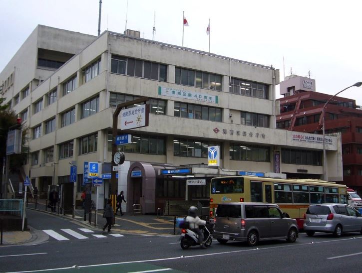 近くの港南区役所まで3,350m（徒歩42分）
