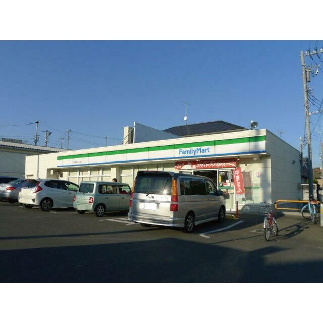 近くのファミリーマート 大和代官二丁目店まで190m(徒歩3分)