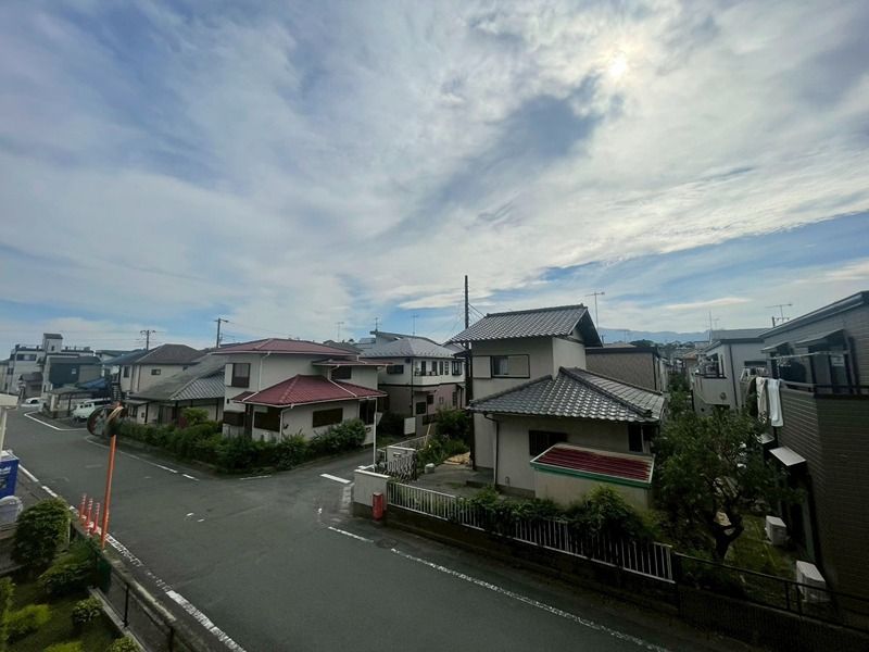 近くの厚木小学校まで900m（徒歩12分）