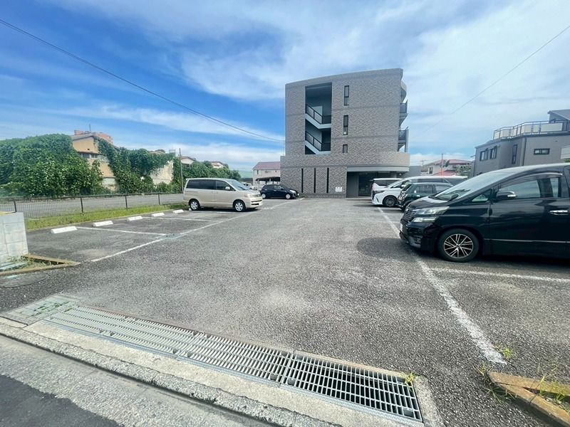 近くの厚木市立病院まで600m（徒歩8分）