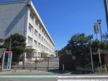 近くの藤沢市立天神小学校まで438m(徒歩6分)