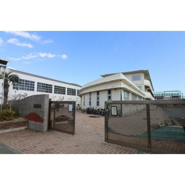 近くの藤沢市立高砂小学校まで449m(徒歩6分)