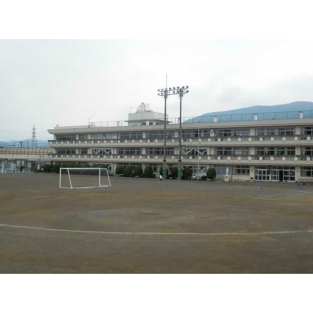 近くの松田町立松田中学校まで1,062m(徒歩14分)