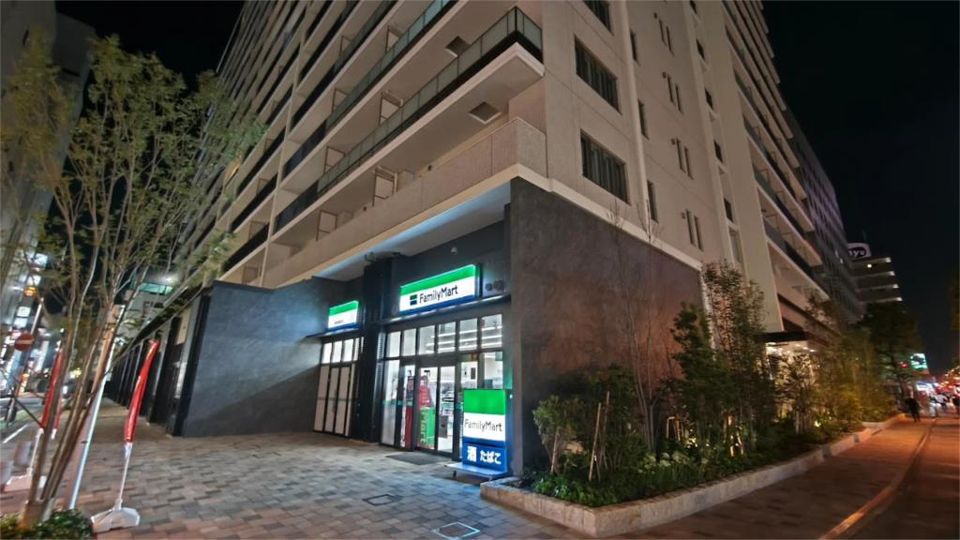 近くのファミリーマート 本厚木駅東口店まで208m(徒歩3分)