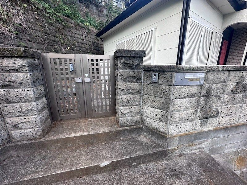 近くのファミリーマート 鶴巻温泉駅前店まで849m(徒歩11分)