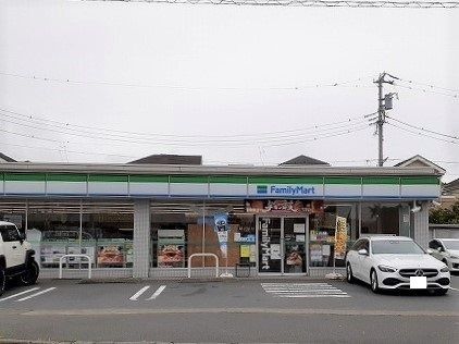 近くのファミリーマートまで550m（徒歩7分）