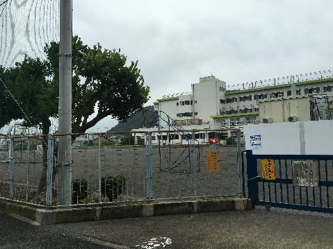 近くの平塚市立山下小学校まで701m（徒歩9分）