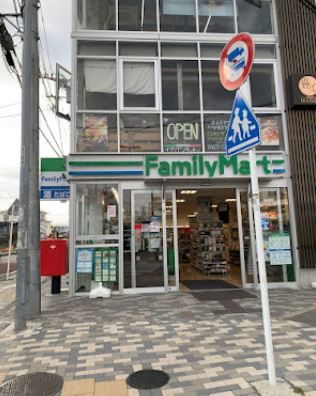 近くのファミリーマート 辻堂駅西口店まで218m(徒歩3分)