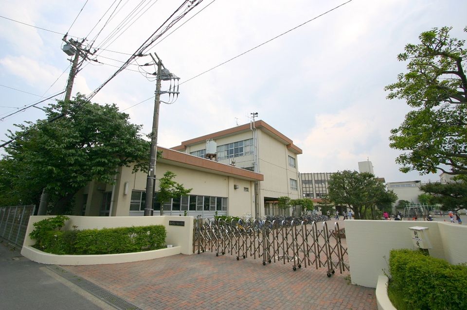 近くの藤沢市立八松小学校まで1,075m(徒歩14分)