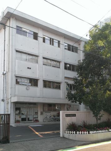 近くの藤沢市立明治中学校まで1,373m(徒歩18分)